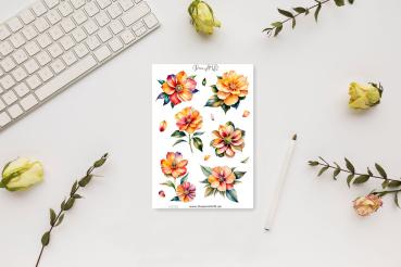 Stickerbogen mit bunten, handgezeichneten Blumen, auf einem hellen Schreibtisch arrangiert, neben einer Tastatur, Stift und Rosen.